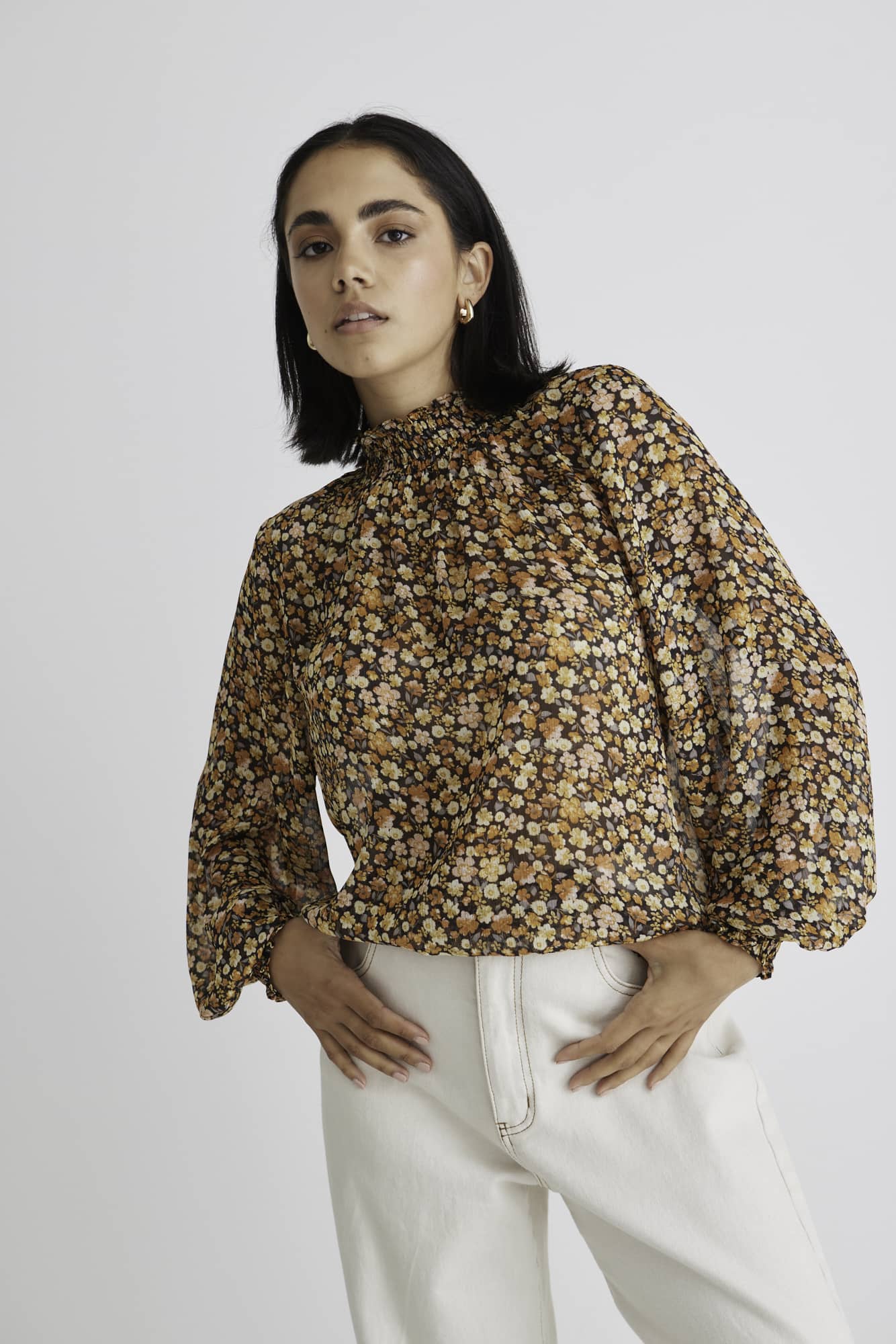 The Embrace High Neck Shirred Top has to be one of our top picks. Now available in this gorgeous black spice floral, you are sure to turn heads. It features a shirred high neck and it finished with matching shirred cuffs. An easy throw-on and go style taking you from day to night.   High neck  Shirring detail Floral print 100% Polyester
