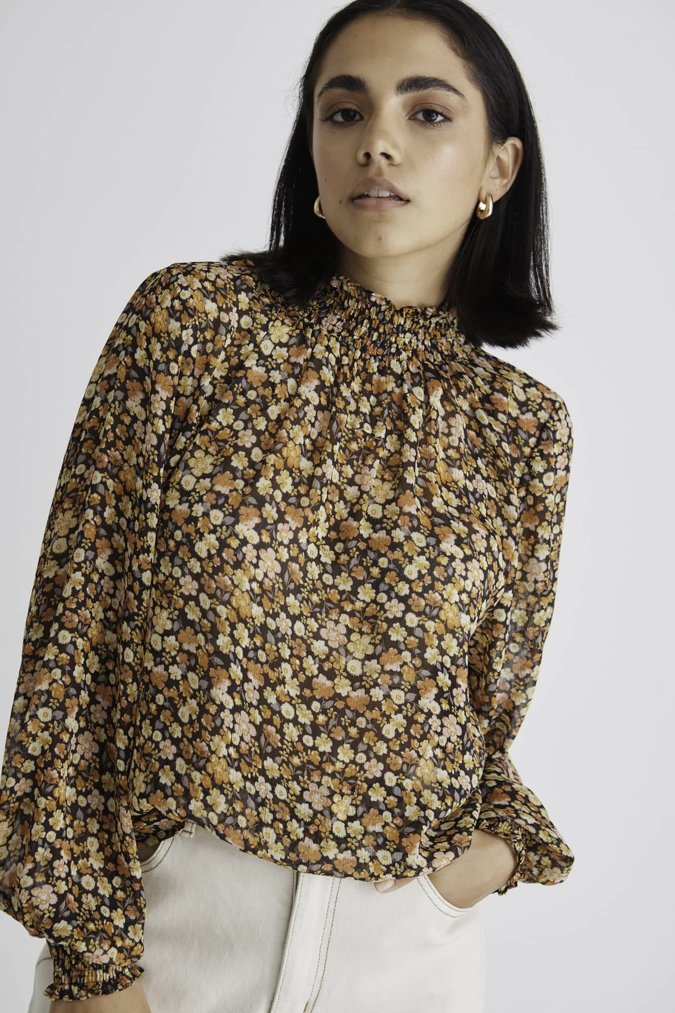 The Embrace High Neck Shirred Top has to be one of our top picks. Now available in this gorgeous black spice floral, you are sure to turn heads. It features a shirred high neck and it finished with matching shirred cuffs. An easy throw-on and go style taking you from day to night.   High neck  Shirring detail Floral print 100% Polyester