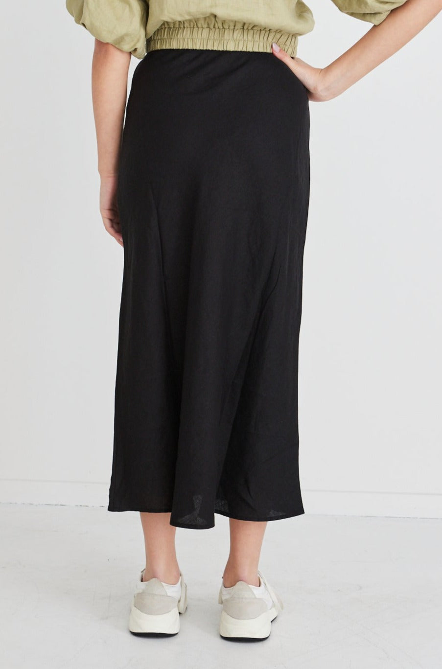 A fresh take on the classic bias midi skirt, the RE: Union skirt is 100% soft linen. A perfect transition piece from work to date night, this stunning skirt can easily be dressed up for any occasion.       Bias cut     Elasticated waist     100% Linen
