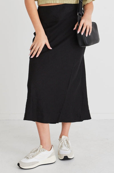 A fresh take on the classic bias midi skirt, the RE: Union skirt is 100% soft linen. A perfect transition piece from work to date night, this stunning skirt can easily be dressed up for any occasion.       Bias cut     Elasticated waist     100% Linen