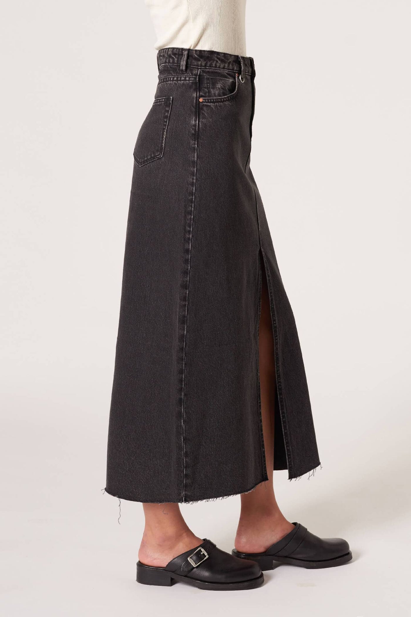 The Neuw Darcy skirt is our new favourite denim piece. This trans-seasonal style will take you from one season to the next. Team with a tank or tee in summer or with a blazer and sneakers for a winter fit.  Classic high waist denim skirt Centre front hem split Raw hem Length 100cm 100% Australia Cotton