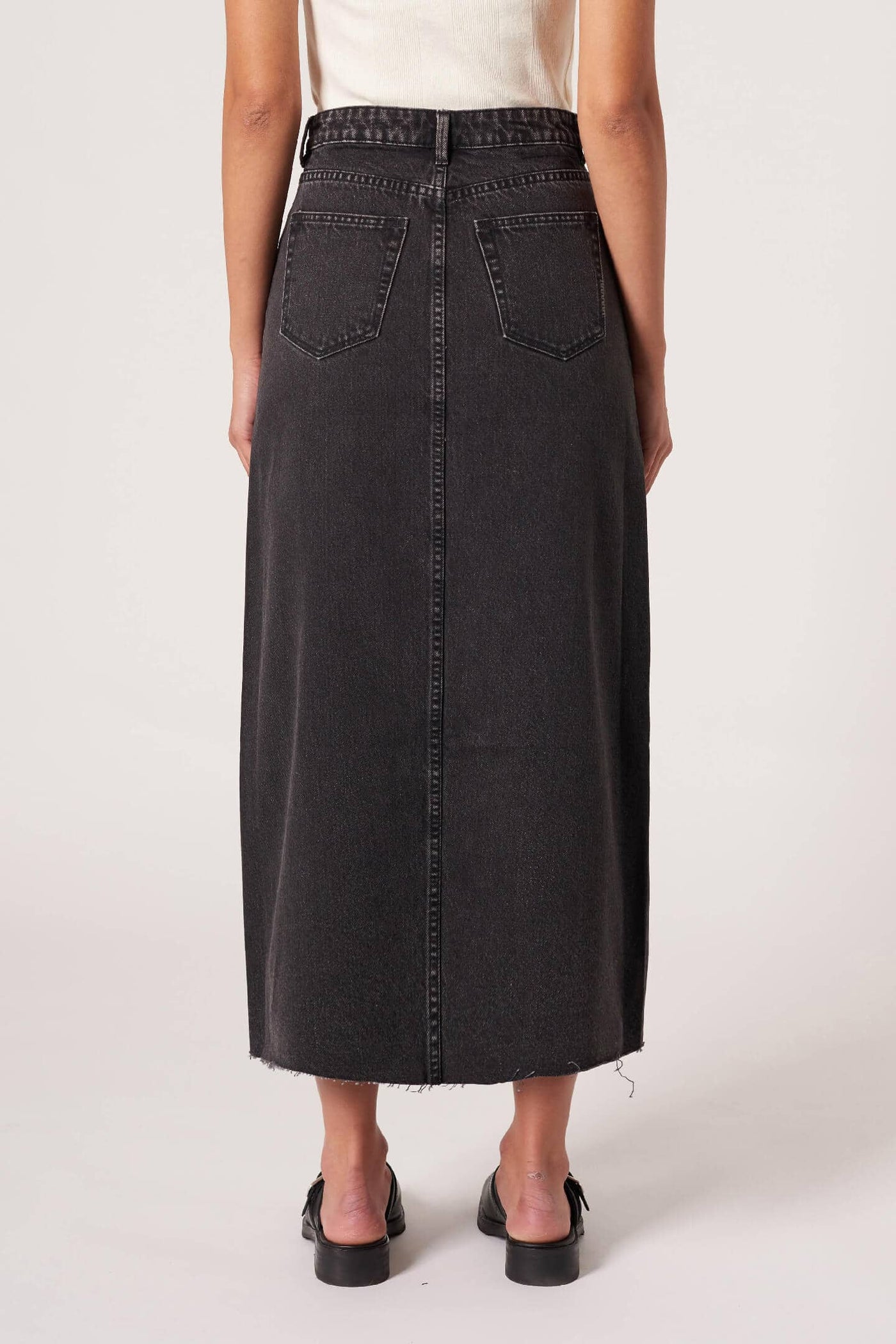 The Neuw Darcy skirt is our new favourite denim piece. This trans-seasonal style will take you from one season to the next. Team with a tank or tee in summer or with a blazer and sneakers for a winter fit.  Classic high waist denim skirt Centre front hem split Raw hem Length 100cm 100% Australia Cotton