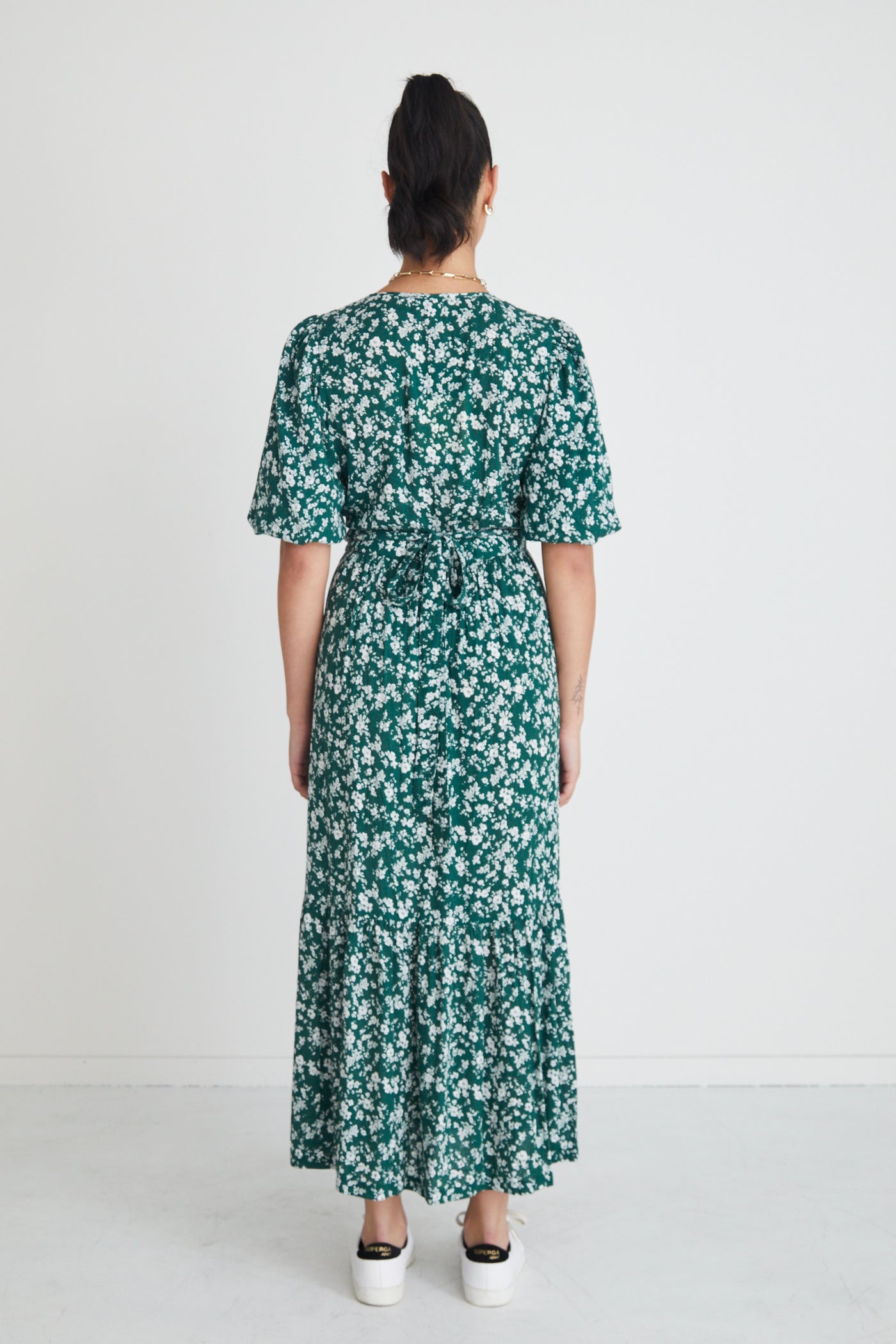 The Ocean Green Ditsy Ss Wrap Midi Dress from Among the Brave is a stand-out dress. In our green ditsy print with flattering cut and wrap feature, this piece is one you'll love forever!    - Wrap dress - Midi length  - Slit at mid-thigh - Beautiful flowy skirt - 100% Viscose