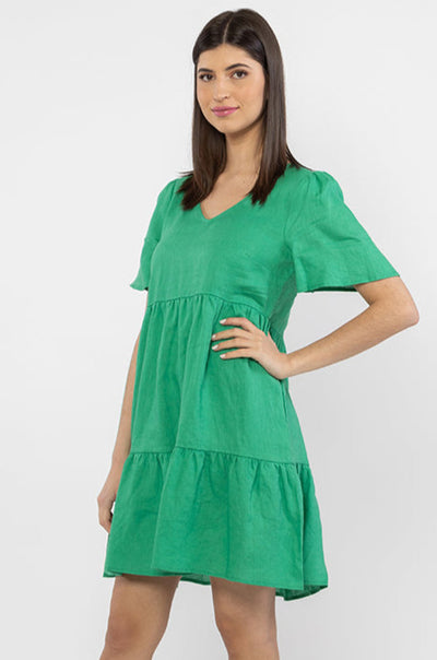The Seeking Lola Victoria Mini Dress is available in a beautiful vibrant green. It features a v neck and 3 tiered skirt. This 100% linen dress is perfect for the warmer weather.  3 tiered skirt V neck  100% linen 