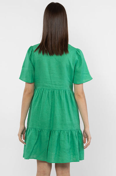 The Seeking Lola Victoria Mini Dress is available in a beautiful vibrant green. It features a v neck and 3 tiered skirt. This 100% linen dress is perfect for the warmer weather.  3 tiered skirt V neck  100% linen 