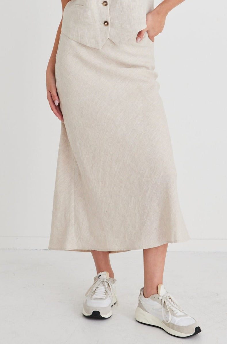 A fresh take on the classic bias midi skirt, the RE: Union skirt is 100% soft linen. A perfect transition piece from work to date night, this stunning skirt can easily be dressed up for any occasion.       Bias cut     Elasticated waist     100% Linen