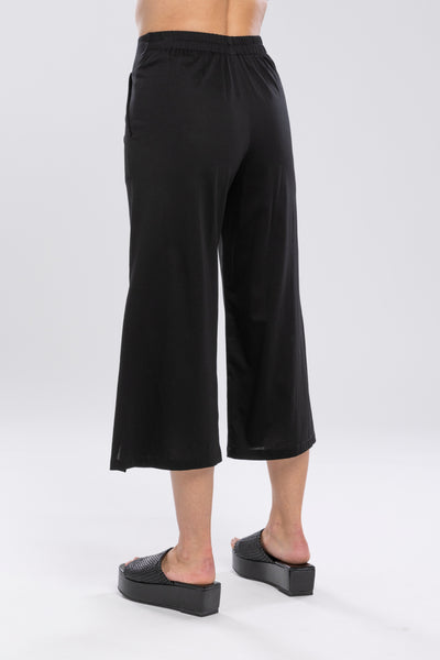 Ultimate in comfort & style! The division knit pant is a breeze to wear, super light & versatile Featuring a flat front, elasticated back waist & side pockets      7/8 length     Black     Mercerised cotton