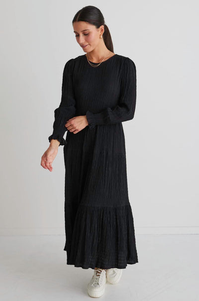 The Effortless dress by Ivy + Jack is the perfect desk to dinner maxi. Featuring a scoop neckline and shirred, puff sleeves this dress pairs perfectly with sneakers or heels! Also available in green      Scoop Neckline     Shirred     Maxi Length     18% Rayon, 15% Nylon, 5% Spandex