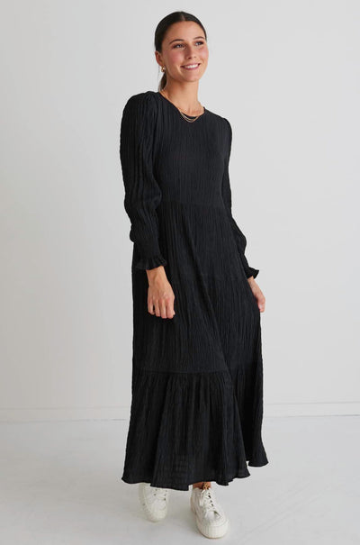 The Effortless dress by Ivy + Jack is the perfect desk to dinner maxi. Featuring a scoop neckline and shirred, puff sleeves this dress pairs perfectly with sneakers or heels! Also available in green      Scoop Neckline     Shirred     Maxi Length     18% Rayon, 15% Nylon, 5% Spandex