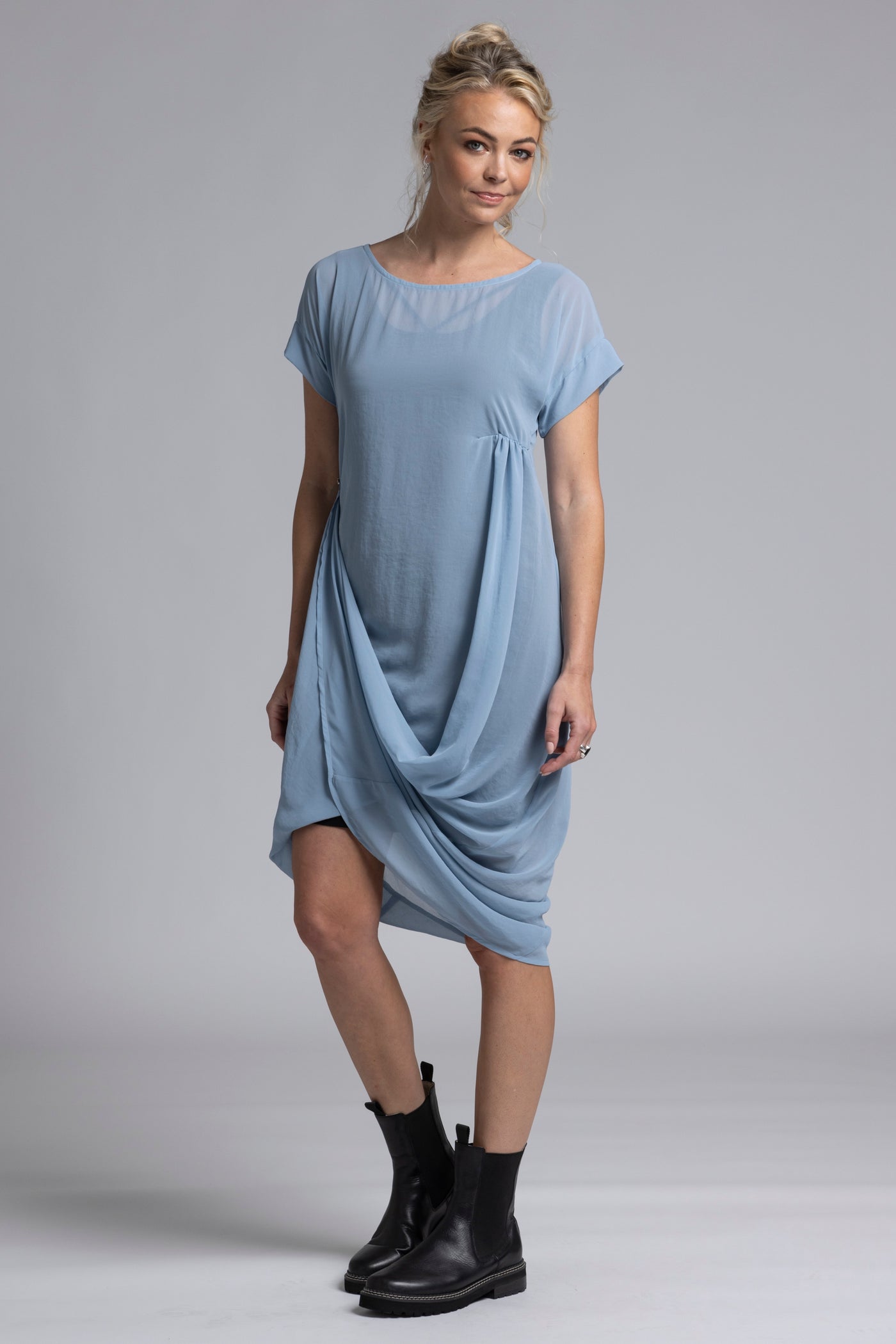 A multi-seasonal, versatile style perfect for casual or formal occasions  Wear it down, draped across the front, or up at the side  Adjusts with side button & hem loopers  Style with our Mid Lattice slip, sneakers or a simple heel for a dressy look  Composition: 100 % poly chiffon