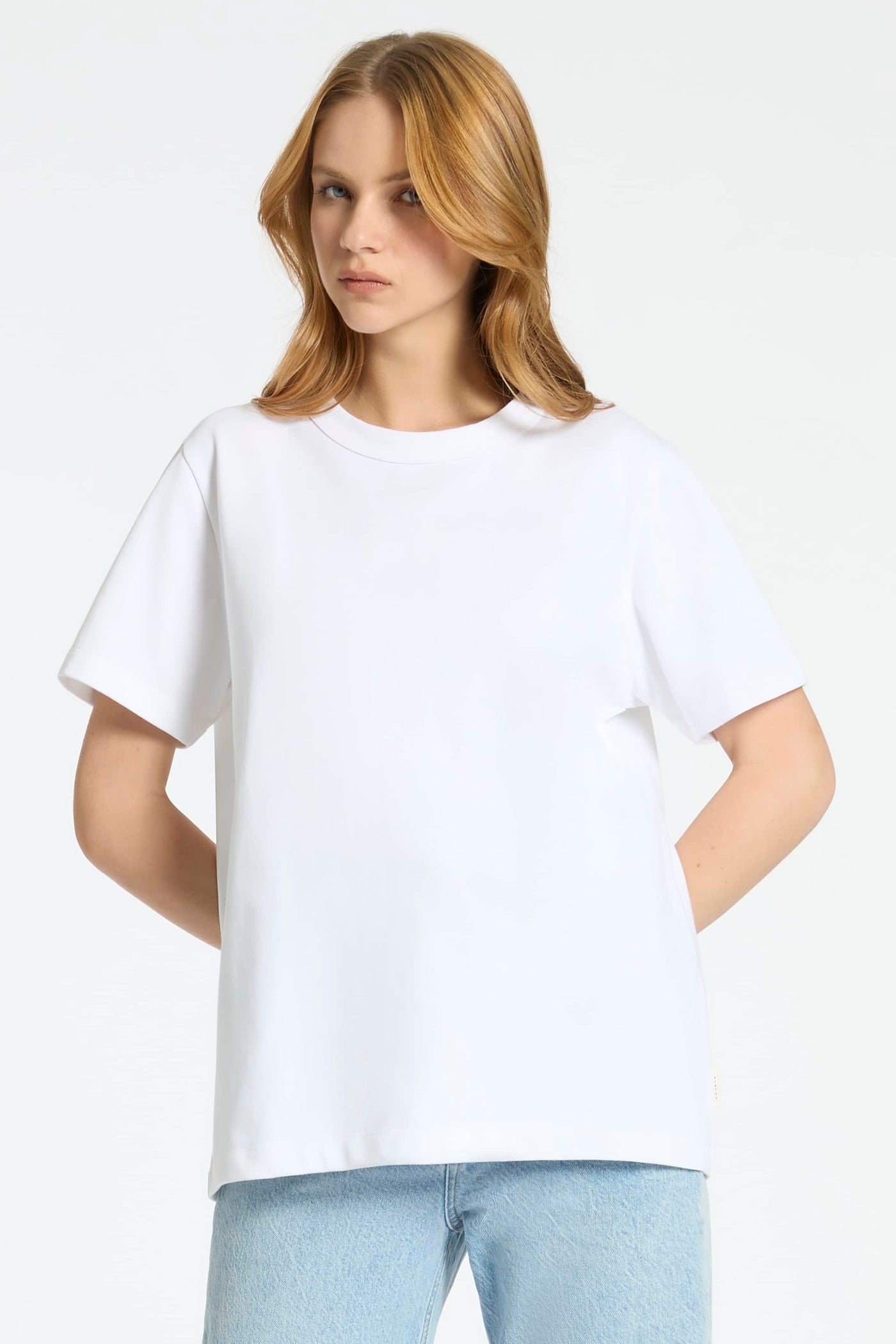 With its pared back, relaxed appearance the 'Feels Right' tee will likely have you buying one in every colour. Constructed of 310gsm premium cotton, it's sure to become a staple of your wardrobe for seasons to come.   100% cotton 310gsm Relaxed/oversized fit Classic crew neckline Sits below the waistband for moderate, everyday coverage