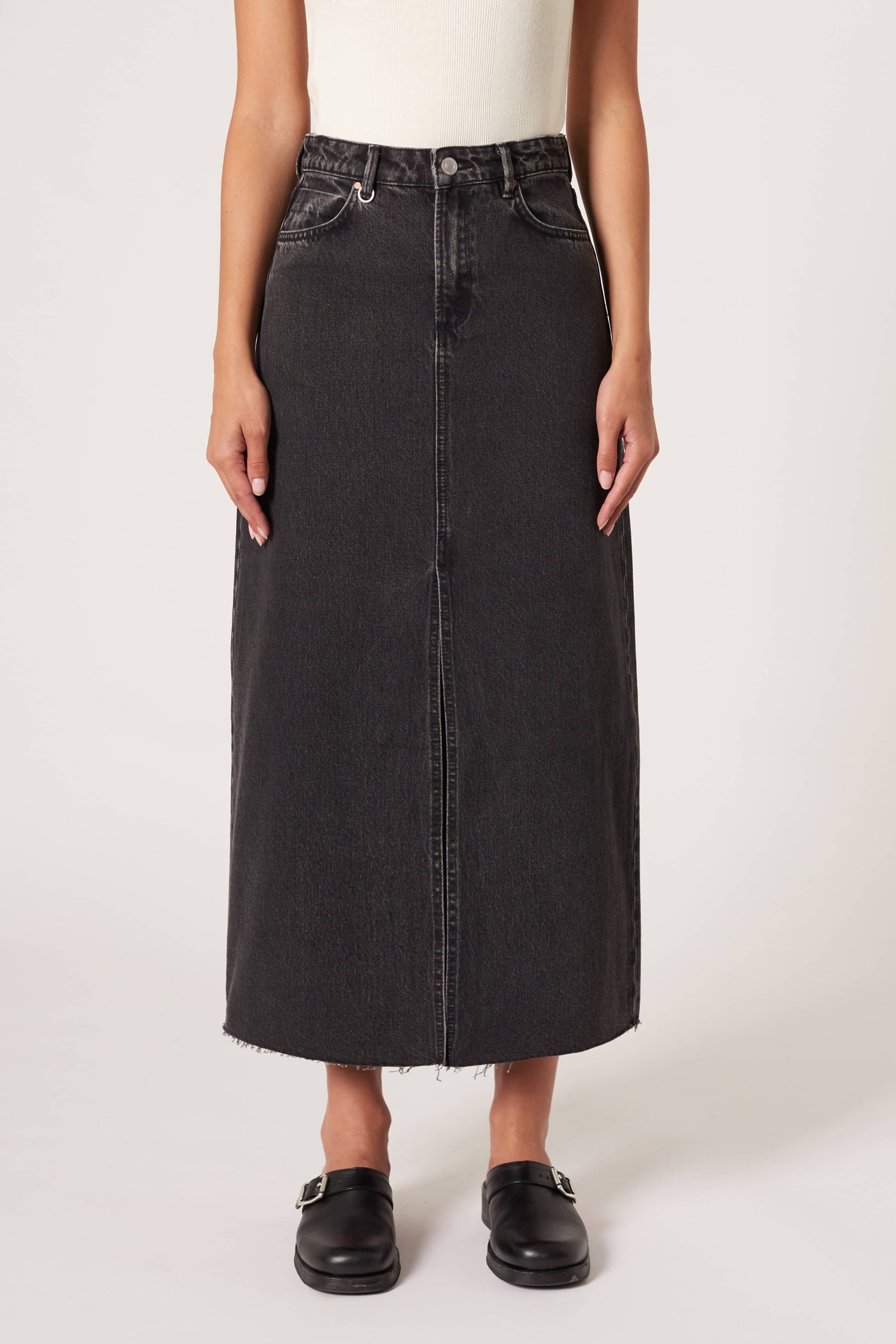 The Neuw Darcy skirt is our new favourite denim piece. This trans-seasonal style will take you from one season to the next. Team with a tank or tee in summer or with a blazer and sneakers for a winter fit.  Classic high waist denim skirt Centre front hem split Raw hem Length 100cm 100% Australia Cotton