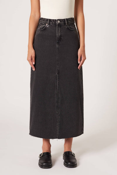 The Neuw Darcy skirt is our new favourite denim piece. This trans-seasonal style will take you from one season to the next. Team with a tank or tee in summer or with a blazer and sneakers for a winter fit.  Classic high waist denim skirt Centre front hem split Raw hem Length 100cm 100% Australia Cotton