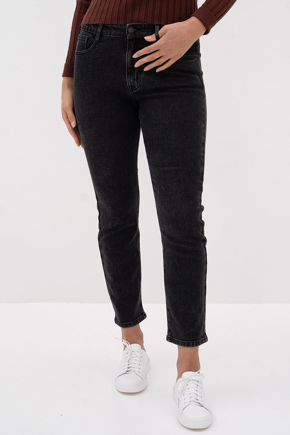 HUMIDITY FRANKIE JEAN  The Humidity Frankie Jeans are simple stylish slim-fitting, ankle-length jeans.  The Frankie Jeans are mid-rise jeans which sport an elasticated band at the back if the waistline, moving to four classic pockets, finished at a cropped ankle length.